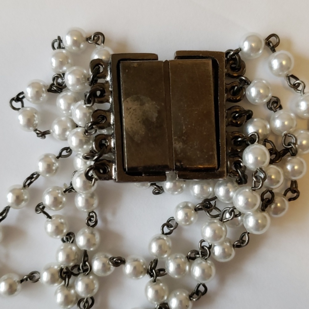 $7 Alone/$5 Bundled Faux Pearl Bracelet Clip - Picture 6 of 6